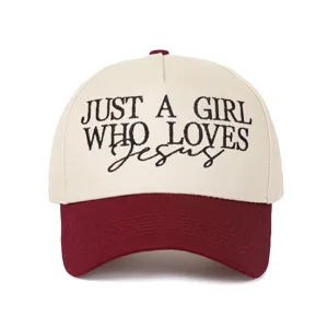 Détail de la broderie JUST A GIRL WHO LOVES Jesus sur cette casquette de baseball bicolore