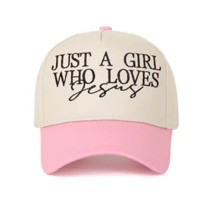 Vue de face de la casquette trucker crème et rose avec texte religieux brodé en noir