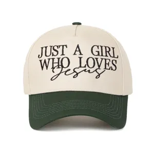 Gros plan sur la broderie 'JUST A GIRL WHO LOVES Jesus' d'une casquette bicolore