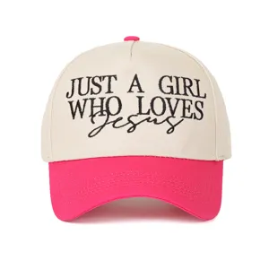 Vue détaillée d'une casquette brodée avec le texte Just a girl who loves Jesus