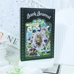 Vintage junk journal scrapbooking kit met achtergrondpapier en creatieve stickers voor knutselen.