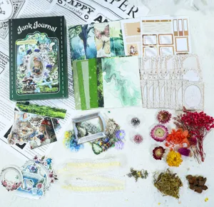 Vintage junk journal scrapbooking set met groen achtegrondpapier en leuke stickers.