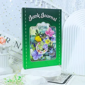 Vintage junk journal scrapbooking kit met gedroogde bloemen, stickers en decoratief papier.