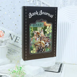 Vintage Junk Journal scrapbooking doos met hert patroon creatieve materiaal schrijfwaren set detail.