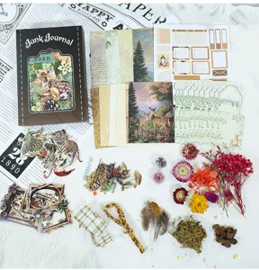 Vintage junk journal set met retro achtergrondpapier, gedroogde bloemen en creatieve stickers.