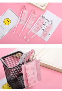 Gros plan de stylos gel roses avec des pendentifs règle créatifs et des corps transparents
