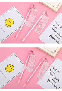 Vue détaillée de stylos gel roses créatifs avec pendentifs règle pêche sur bureau