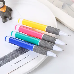 Set mit vier bonbonfarbenen Kugelschreibern mit ergonomischen grauen Griffen für Büro