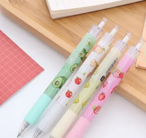 Primo piano di quattro penne gel a scatto con simpatici motivi a frutti.