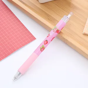 Simpatica penna gel rosa a scatto con motivi a fragola su legno