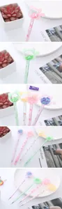 Detalle de bolígrafos de gel de gato con lentejuelas y patrones florales de cerezo