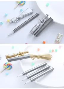Vue détaillée de stylos gel en forme de fusil de précision en argent et or avec LED.