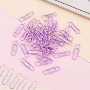 Paarse metalen paperclips detailweergave, gecoat ontwerp voor kantoordocumenten en kantoorartikelen.