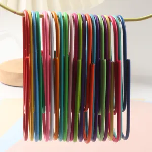 Gedetailleerde close-up van kleurrijke kunststof gecoate grote paperclips voor kantoor.
