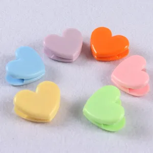 Primo piano di mini clip a forma di cuore molto carine in varie tonalità pastello.