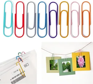 Gedetailleerde opname van grote kleurrijke met kunststof gecoate metalen paperclips in gebruik.