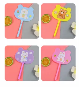 Cuatro variantes de color de los bolígrafos con forma de abanico de oso y conejo kawaii.