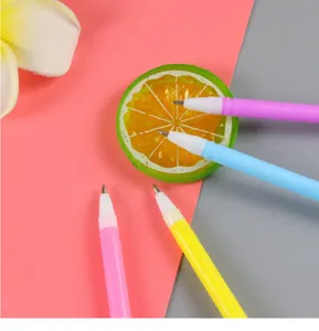 Primer plano de puntas de bolígrafos de colores con rodaja de fruta creativa