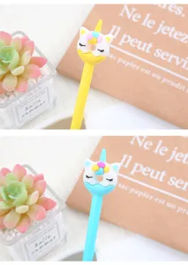 Gros plan sur les décorations licorne et donut sur les stylos gel jaunes et bleus