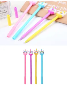 Détail rapproché montrant des stylos gel licorne et donut en quatre couleurs pastel.