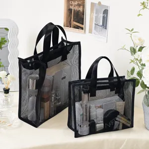 Detailweergave van zwart mesh cosmetische tassen met transparant ontwerp en handgrepen.