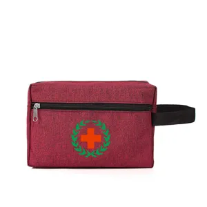 Détail du sac de premiers secours rouge portable montrant tissu et fermeture éclair.