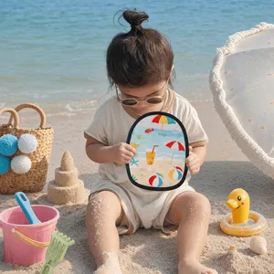 Gant de plage anti-sable pour enfants vue détaillée, outil de nettoyage de plage doux.