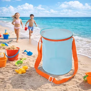 Detalle de bolsa de playa de malla azul con correa naranja para guardar juguetes de los niños.