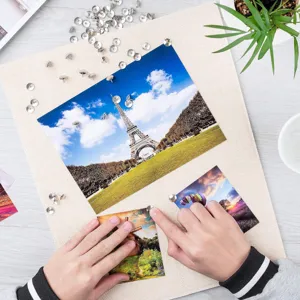 Nahaufnahmedetail von silbernen Metallpinnnadeln zur Befestigung von Fotos an Pinnwand.