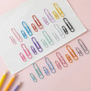 Bunte kunststoffbeschichtete Büroklammern im Detail, ideal für Bürobedarf, Planer und Lesezeichen.