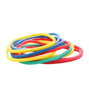 Detailaufnahme von bunten elastischen Gummibändern mit strukturierter Oberfläche und Farben.