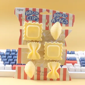 Detailopname van creatieve pastavormige snacksluitclips op kleurrijke kartonnen verpakking.
