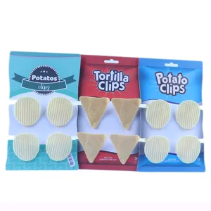 Gedetailleerd overzicht van kleurrijke creatieve voedselclips in de vorm van chips voor thuis.