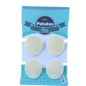 Vista dettagliata di clip di chiusura in plastica a forma di patatina per snack e cibo.