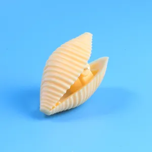 Close-up van een schattige schelpvormige plastic snackafdichtingsclip met textuur.