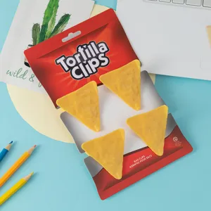 Vista dettagliata di clip di chiusura per sacchetti a forma di tortilla chips per cucina.