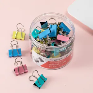 Conjunto de clips metálicos de colores con tarro de almacenamiento de plástico para oficina.