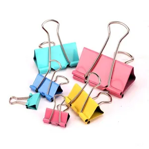 Juego de pinzas metálicas de colores para oficina, varios tamaños y colores vibrantes.