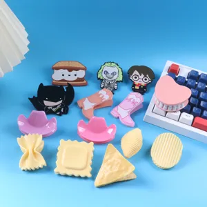 Primo piano di clip di plastica per snack a forma di personaggio e cibo creativo.
