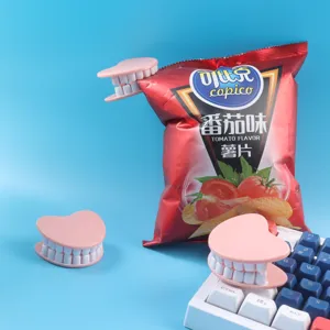 Vista dettagliata di clip di chiusura in plastica a forma di dentiera per sacchetti.