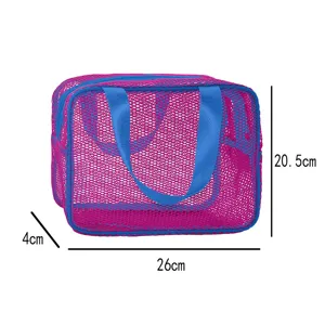 Vista dettagliata della borsa cosmetica in rete rosa manici blu dimensioni 26x20.5x4cm