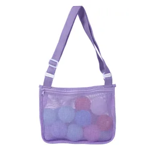 Vue détaillée du sac de plage en filet violet avec sangle réglable et balles colorées.