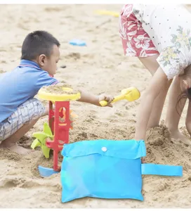 Grande borsa da spiaggia in rete con manico per riporre i giocattoli dei bambini all'aperto.