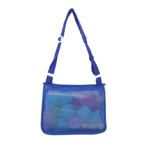 Gros plan détaillé du sac de rangement de plage en filet bleu avec sangle réglable.