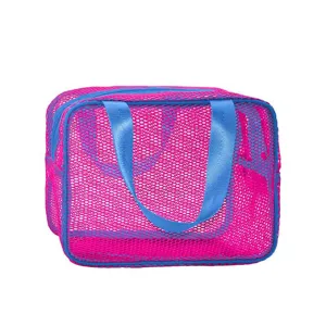 Vista dettagliata della borsa cosmetica in rete rosa con tessuto traspirante e manici blu.