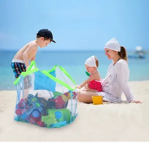Vista dettagliata della grande borsa da spiaggia a rete con giocattoli colorati.