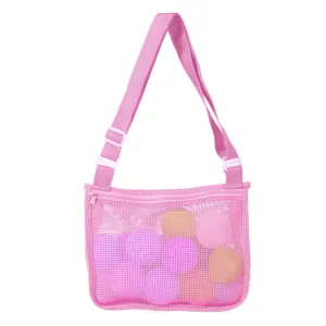 Détail de sac de rangement de jouet de plage en maille rose, sangle réglable fermeture.