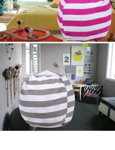 Sac de rangement en toile pour jouets en peluche et pouf rayé vue de détail chambre