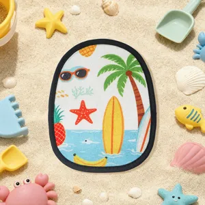 Gros plan sur le gant de plage anti-sable pour enfants, tissu doux avec motif tropical.