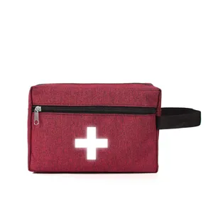 Détail du sac de premiers secours rouge avec fermeture éclair et croix médicale.